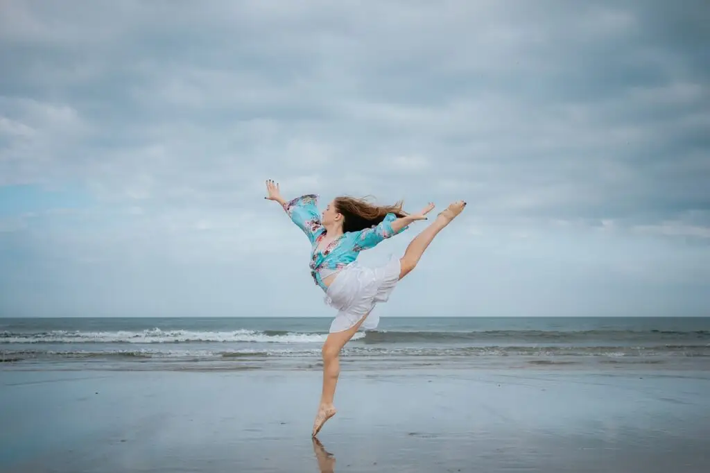 femme qui danse sur la plage