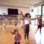 la fin joyeuse d'un cours de danse pour enfants