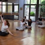 des ados qui dansent dans la salle du pont du loup
